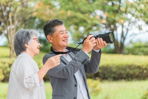 趣味を楽しむ夫婦