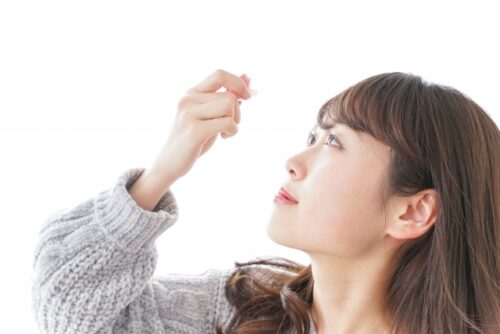 目薬をさす女性