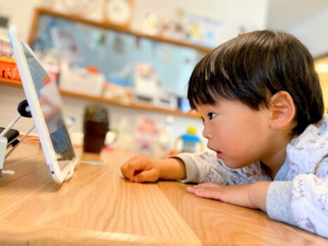タブレットを近くで見るこども