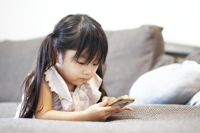 スマホを操作する女の子