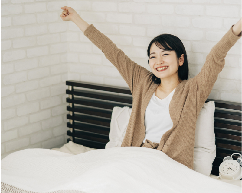 背伸びする女性