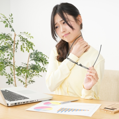眼精疲労の女性