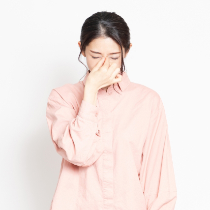 眼障害に悩む女性